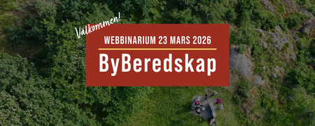 Flygbild över grön skog med en grupp människor vid ett bord och text om webbinarium ByBeredskap 23 mars 2026.