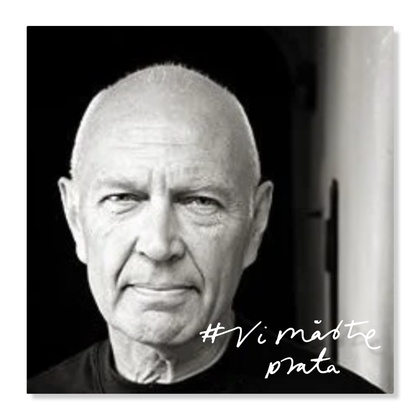 Svartvit porträttbild av en person med kort hår och svart tröja, text i nedre högra hörnet.