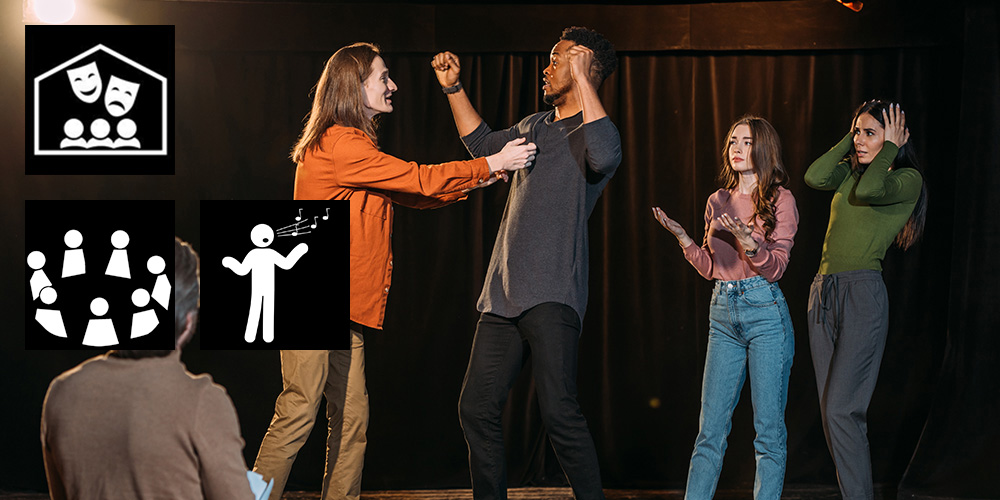 Fyra personer spelar teater på en scen inför en publik, med teaterrelaterade ikoner till vänster.