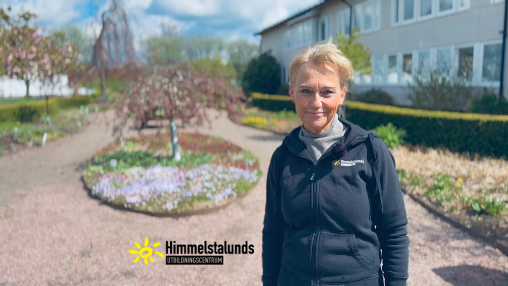 Person står i en trädgård framför en byggnad, ansiktet är suddat. Himmelstalunds utbildningscentrum-logga syns.