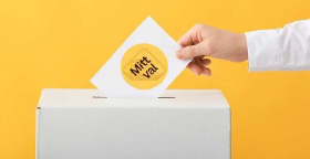 En hand lägger en röstsedel med texten 'Mitt val' i en vit valurna mot gul bakgrund.