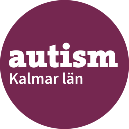 Lila cirkel med vit text: autism Kalmar län.