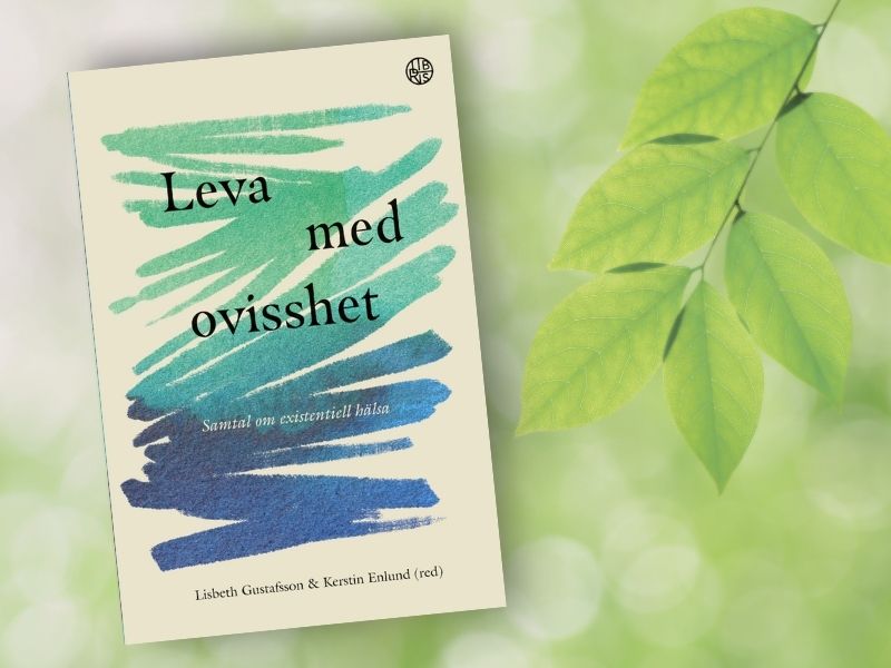 Bokomslag till 'Leva med ovisshet' mot en bakgrund med gröna blad och suddig natur.