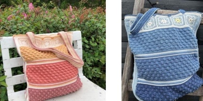 Två virkade väskor i olika färger, en i varma toner och en i blått, placerade på stolar utomhus.