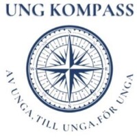 Blåvit kompassros med texten 'UNG KOMPASS' och 'AV UNGA, TILL UNGA, FÖR UNGA' runt om.