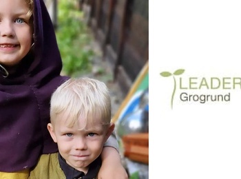 Två barn i medeltidskläder står utomhus, bredvid logotyper för Leader Grogrund och Europeiska unionen.