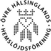 Logotyp med texten 'Övre Hälsinglands Hemslöjdsförening' runt en stiliserad krona och hjärtmönster av prickar.