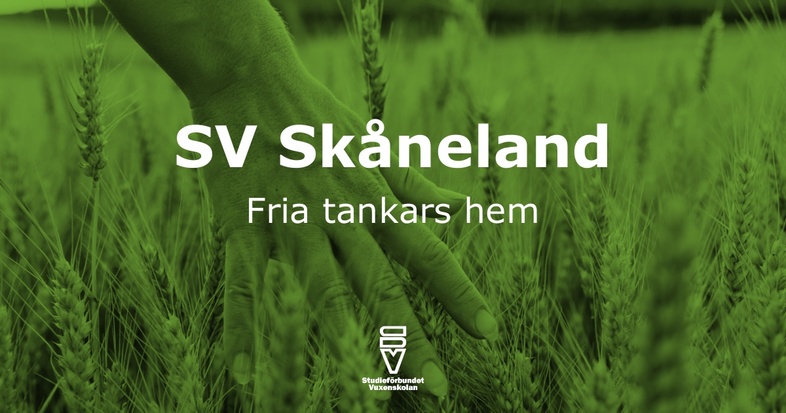 En hand rör vid vete i ett fält med texten 'SV Skåneland Fria tankars hem'.
