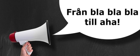 En hand håller en megafon mot en svart bakgrund med pratbubbla: 'Från bla bla bla till aha!'.