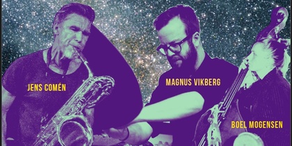 Affisch för konsert med Astronomiska trion, tre musiker mot en stjärnhimmel.