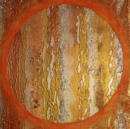 Abstrakt målning med en stor orange cirkel och vertikala mönster i guld, brunt och vitt.