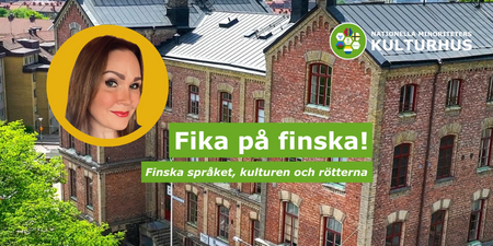 Affisch med texten 'Fika på finska!' framför en gammal tegelbyggnad, med en suddad porträttbild och logotyp.