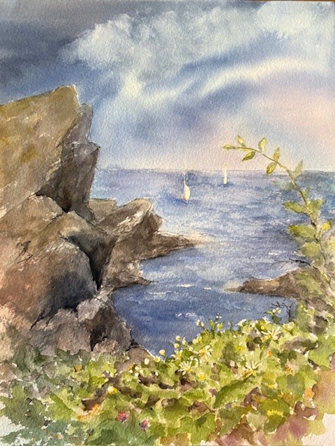 Akvarellmålning av klippor vid havet med segelbåtar i fjärran och blommor i förgrunden under en dramatisk himmel.