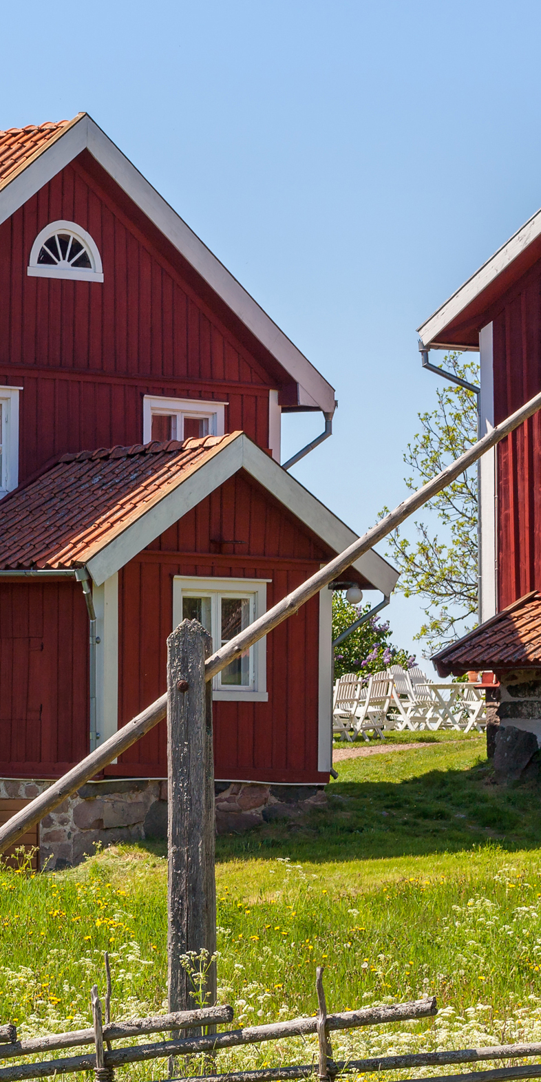 Rött hus på landsbygden.
