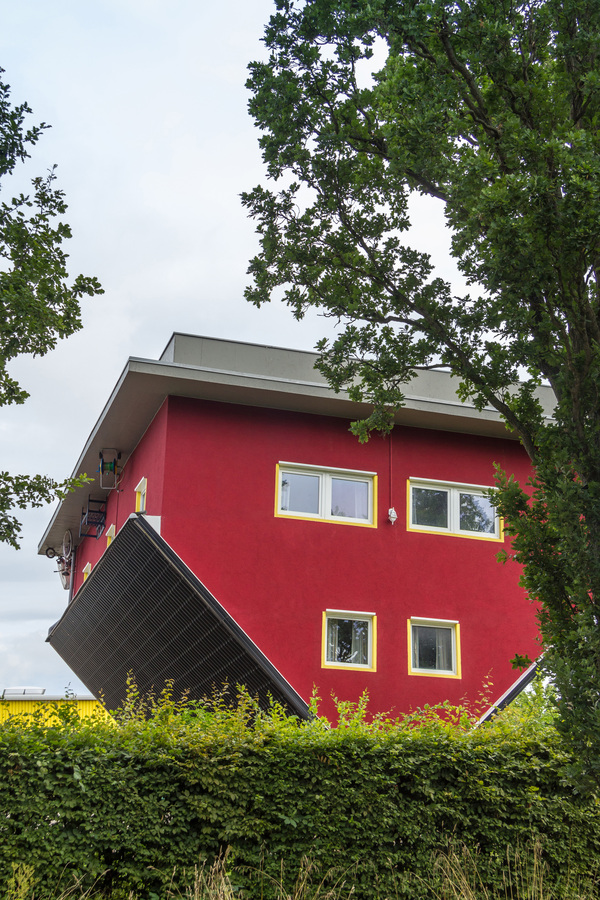 En röd villa stående på taket.