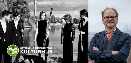 En grupp musiker med blåsinstrument står vid vattnet, och en man med glasögon och folkdräkt står bredvid.