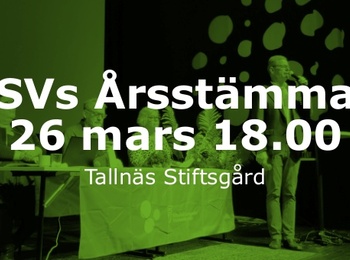 Text om SVs årsstämma 26 mars 18.00 på Tallnäs Stiftsgård över en scenbild med personer.
