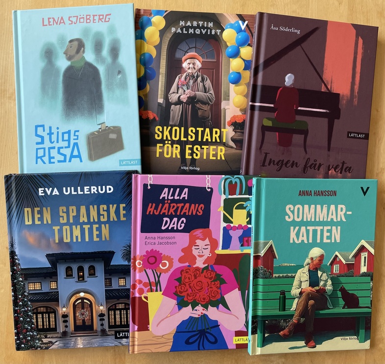 Sex svenska böcker med färgglada omslag ligger på ett bord, alla med illustrationer eller foton av människor.