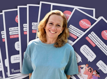 En person i blå tröja står framför flera informationsblad om en studiecirkel för ökat välmående.