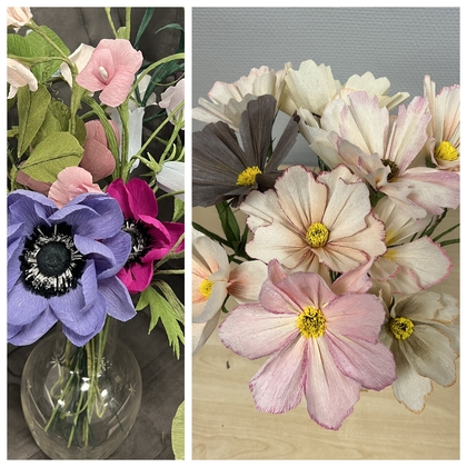 Två buketter med konstgjorda blommor i olika pastellfärger, placerade i vas och på bord.