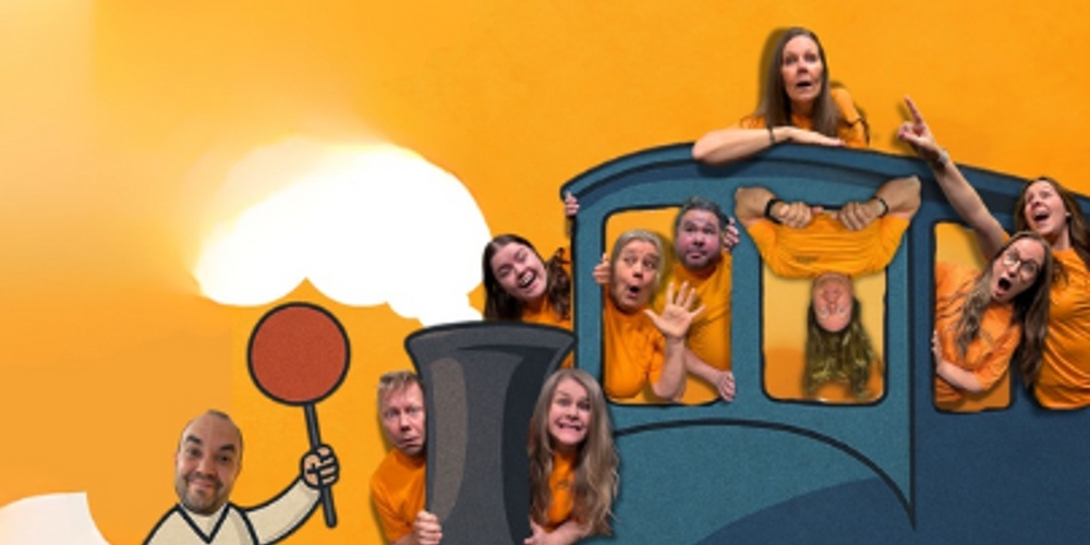 Personer i orange tröjor poserar lekfullt på och i ett tecknat blått tåg mot en orange bakgrund.