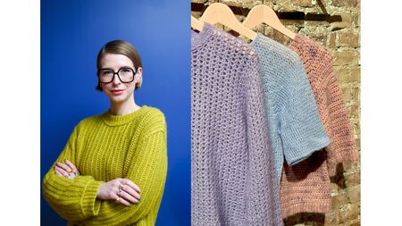 Två bilder: till vänster en person i gul virkad tröja mot blå bakgrund, till höger tre virkade tröjor på galgar.