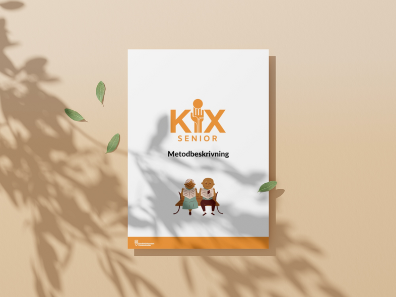 Ett häfte med titeln 'KIX Senior Metodbeskrivning' ligger på ett beige underlag med skuggor av blad.