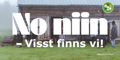 Texten 'No niin – Visst finns vi!' över en bild av en gammal träbyggnad med människor utanför.
