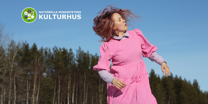 Kvinna i rosa klänning dansar utomhus under blå himmel, skog i bakgrunden och logotyp med text till vänster.
