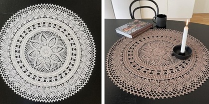 Två virkade dukar med liknande mönster, en vit och en beige, ligger på svarta bord.