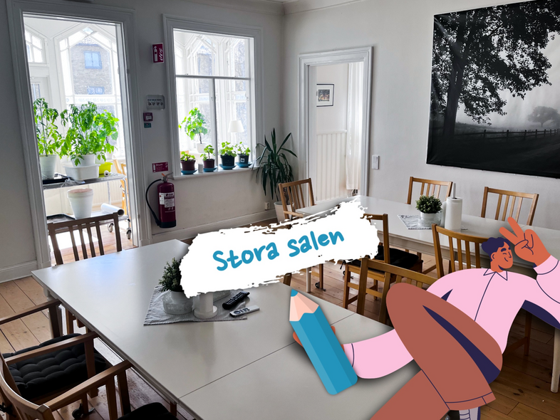 Ljust mötesrum med vita väggar, trästolar, växter i fönstret och texten 'Stora salen'. Tecknad figur i hörnet.