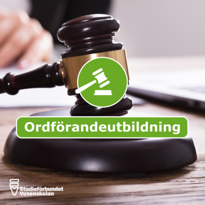En domarklubba på ett bord med texten 'Ordförandeutbildning' och logotyp för Studieförbundet Vuxenskolan.