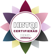 Certifieringsmärke med texten HBTQI certifierad, omgiven av en blomliknande färgglad bakgrund.