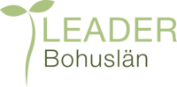 Logotyp för Leader Bohuslän med grön text och en stiliserad växt med två blad.
