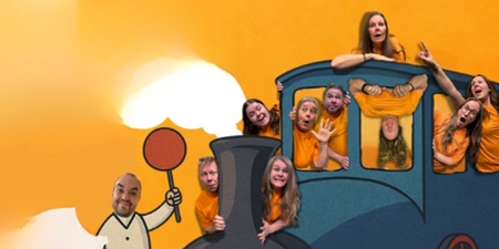 Personer i orange tröjor poserar lekfullt på och i ett tecknat blått tåg mot en orange bakgrund.