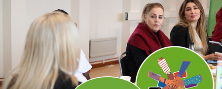 Två grupper av människor sitter vid bord i mötesrum och diskuterar demokrati. Text: Hej demokrati.