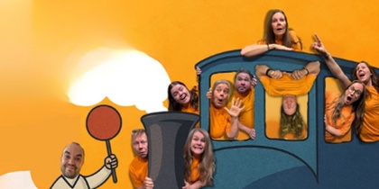 Personer i orange tröjor poserar lekfullt på och i ett tecknat blått tåg mot en orange bakgrund.