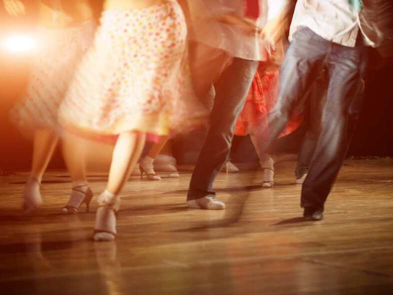 Dansande personer på ett dansgolv.