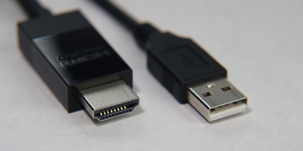 Närbild på en HDMI-kontakt och en USB-kontakt på en vit bakgrund.