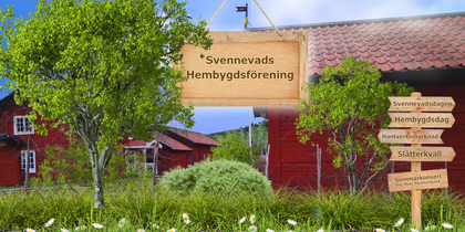 Röda trähus, gröna träd och skyltar med text om Svennevads hembygdsförening och evenemang.