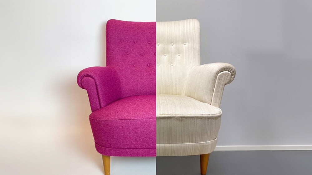 En fåtölj delad i två, ena halvan är rosa och andra halvan är beige, mot olika bakgrunder.