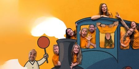 Personer i orange tröjor poserar lekfullt på och i ett tecknat blått tåg mot en orange bakgrund.