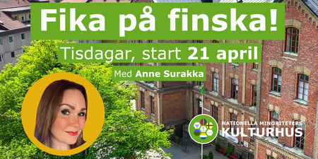 Affisch för 'Fika på finska' med start 21 april, mot bakgrund av en tegelbyggnad och grönska.