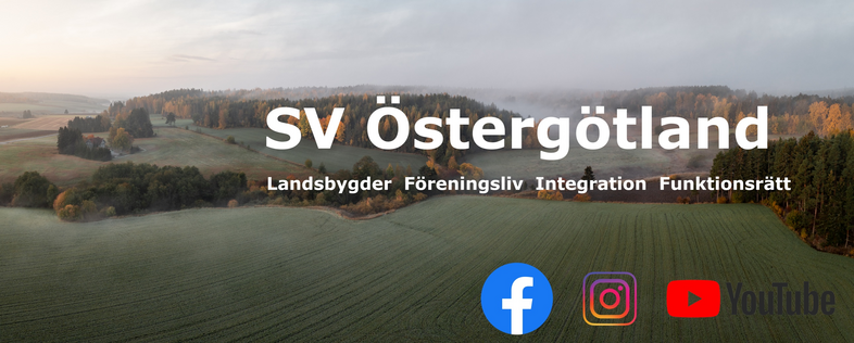 Panoramabild över ett dimmigt landskap med skog och åkrar, texten SV Östergötland och sociala medieikoner.