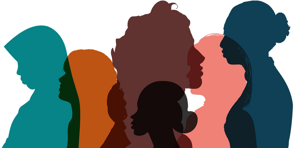 Flera färgglada silhuetter av människor i profil mot vit bakgrund.