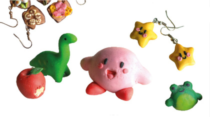 Färgglada lerfigurer, inklusive en rosa Kirby, grön dinosaurie, äpple, groda, stjärnor och örhängen på vit bakgrund.