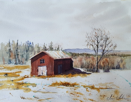 Akvarellmålning av en röd lada på ett snötäckt fält med träd och skog i bakgrunden.