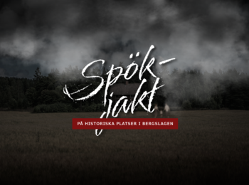 Mörk och dimmig landskapsbild med ett hus i bakgrunden, texten 'Spökjakt på historiska platser i Bergslagen' syns.