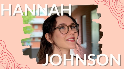 En kvinna med glasögon och långt mörkt hår ler och tittar uppåt. Texten 'HANNAH JOHNSON' syns över bilden.