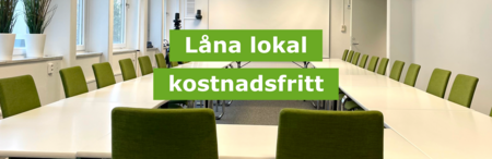 Ljust konferensrum med gröna stolar och vita bord. Text: Låna lokal kostnadsfritt.